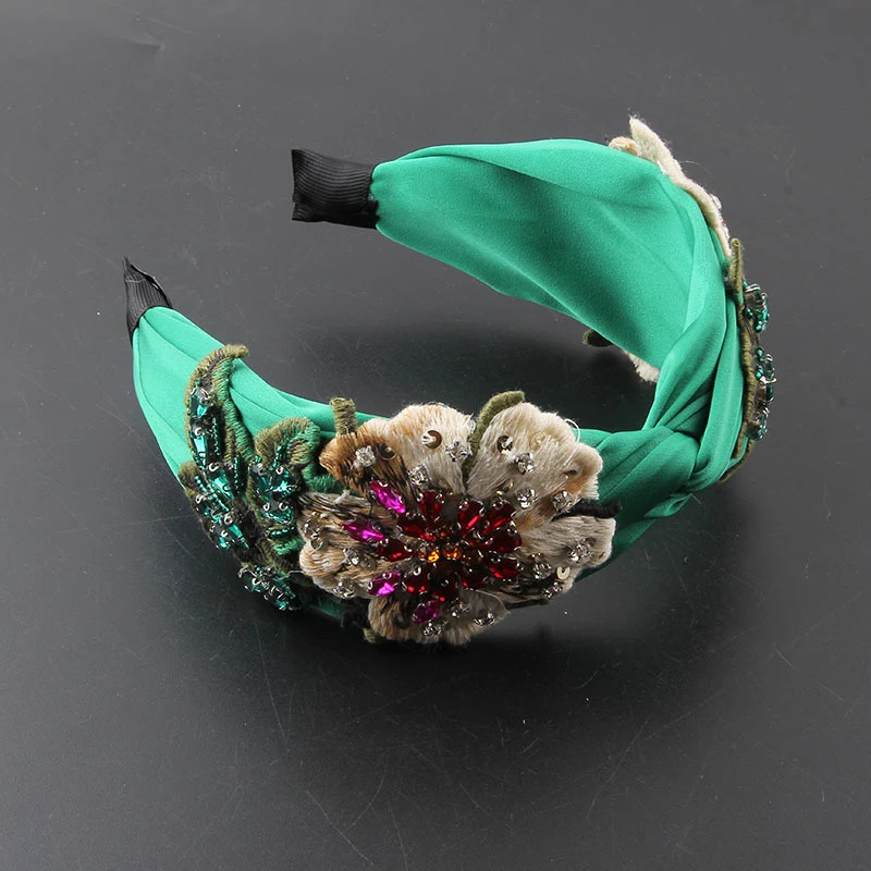 Stoff-Haarreif mit breiter Krempe, blumenförmig mit Diamanten besetzt, für einen stilvollen Look, perfekt für besondere Anlässe.