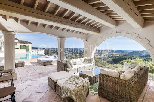 Villa with pool 4