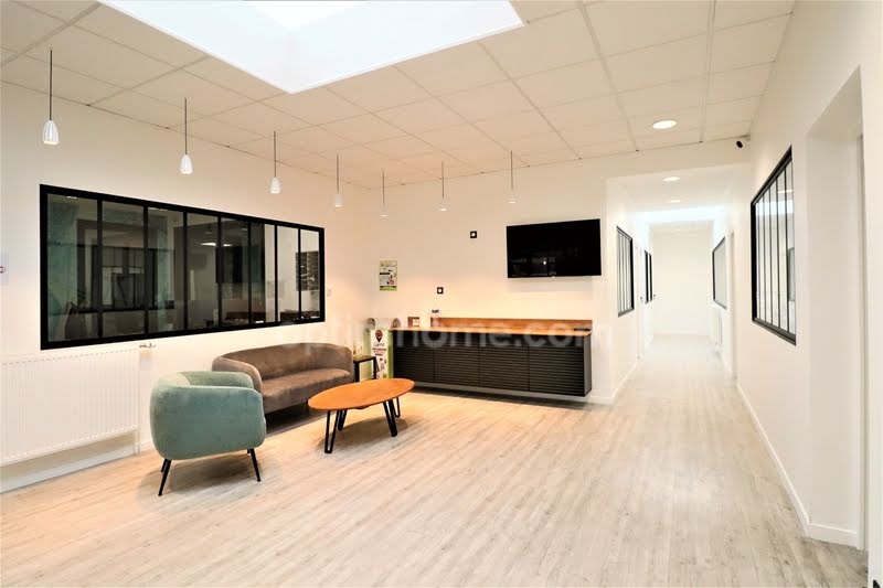 Location  locaux professionnels 6 pièces 230 m² à Moussy-le-Neuf (77230), 2 550 €