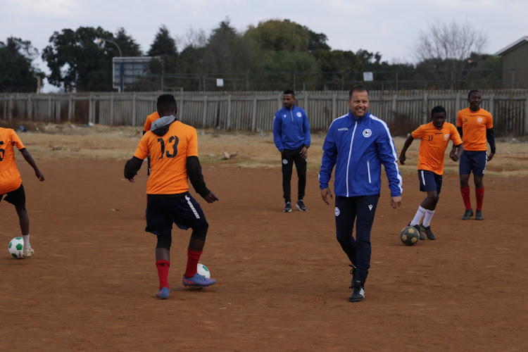 Bielefeld’s Academy Director Finn Holsing giving a coaching clinic to Dayevton Arsenal Football Club in Soweto.