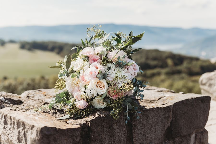 Fotografo di matrimoni Eszter Semsei (esztersemsei). Foto del 3 giugno 2021