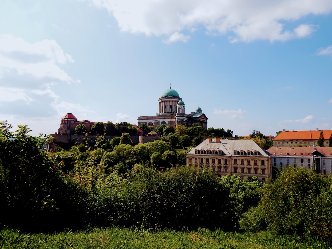 Esztergom - Nagyboldogasszony és Szent Adalbert főszékesegyház (a bazilika kívülről, távolból)