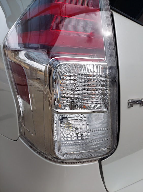 プリウスαの納車から1週間・LED化完了！・RUSH車高調・ドノーマル飽きた・取り付け頑張る！に関するカスタム事例の投稿画像1枚目