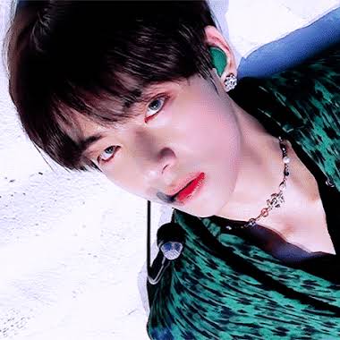 10+ Times BTS's V Was The King Of Pearl Accessories - Koreaboo