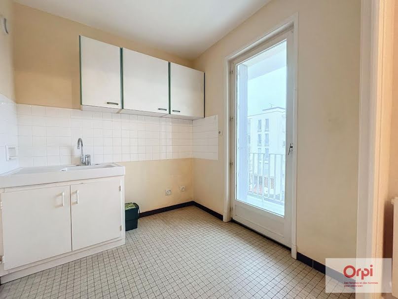 Location  appartement 1 pièce 35 m² à Montluçon (03100), 390 €