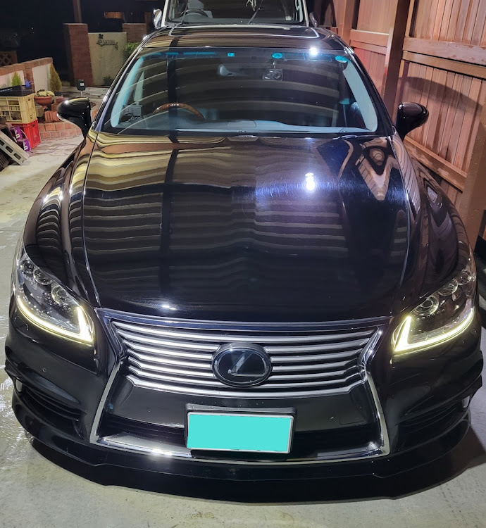 LSの花粉まみれ・洗車・サクラが恋しい季節・燃費悪いところ以外最高の車に関するカスタム事例の投稿画像1枚目