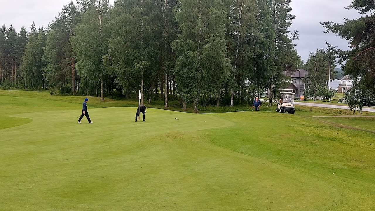 Kuva Paltamo Golfin väylä ysin griiniltä kesällä 2023Bunkkerissa P Ahava odottaa kärsimättömänä lyöntivuoroaan!