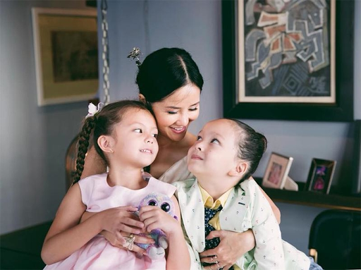 Hồng Nhung vui sướng bên hai thiên thần đến muộn