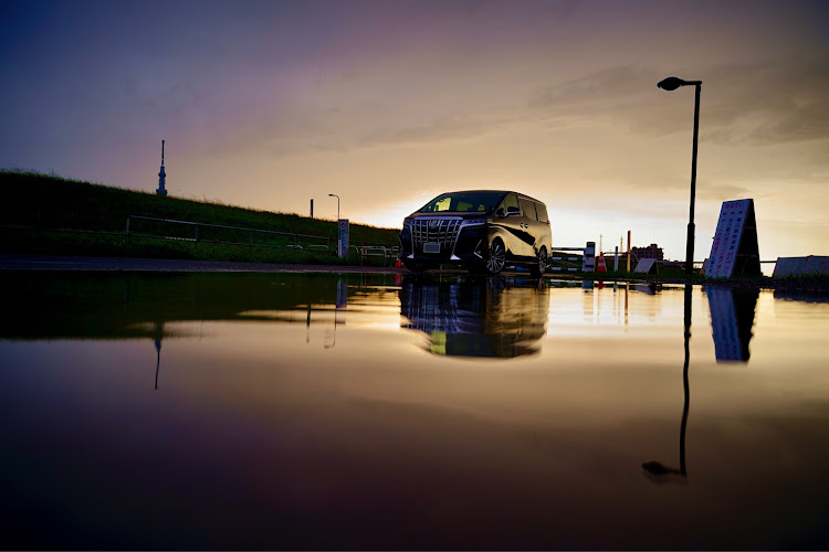 アルファードのトリニスタ🐤・リフらせる？・リフレクション祭り・リフレクション祭は終わらない・GloryRoadに関するカスタム事例の投稿画像2枚目