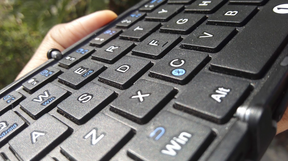 1byOne trifolding bluetooth wireless keyboard review keys