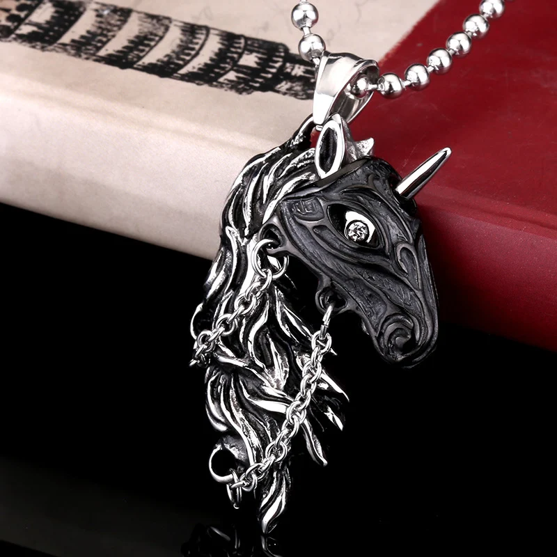 Collier Cheval Année du Zodiaque Chinois en acier titane, accessoire année de naissance, bijou durable et élégant, cadeau idéal.
