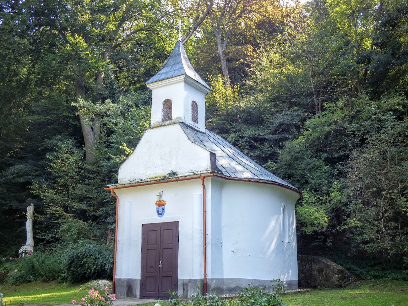 Jásd - Szentkúti kápolna a keresztúttal