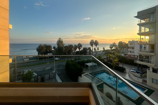 Appartement avec terrasse et piscine 1