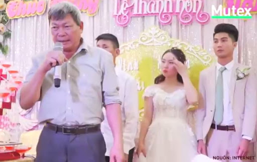 Người bác không dấu được nỗi lo lắng khi cầm mic phát biểu trước đám đông.