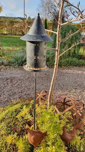 Fågelmatare med hus på pinne från IAM Interior.