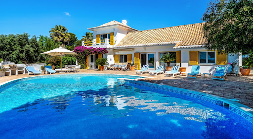Seaside villa with pool and garden 5