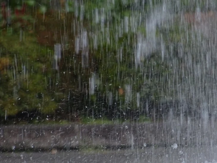 「泣雨」のメインビジュアル