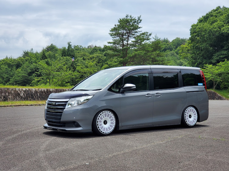 ノアのバグガード・rotiform・純正流用・仮想USDMに関するカスタム事例の投稿画像1枚目