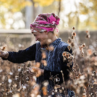 Raccoglitrice, contadina, madre, donna uzbeka di 