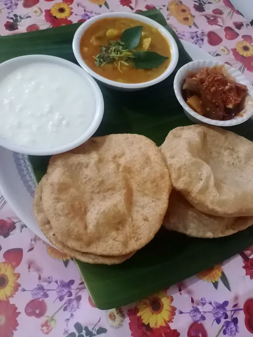 4 Poori+Sabji [Aloo+Tomato]+Achar+Raita [Boodi Ki]