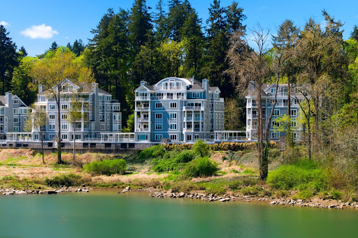 Apartment / penthouse purchase in Lake Oswego (United States) - Modern buildings facing a green lake
