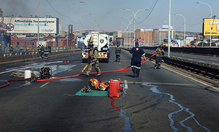 The fire on the M1 Highway bridge in Braamfontein yesterday affected traffic on both directions.