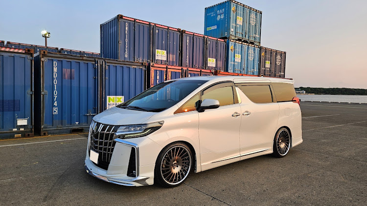 アルファードの夕日に輝くあなたの愛車・4月もよろしくお願い致します🌸・エグゼってるねに関するカスタム事例の投稿画像1枚目