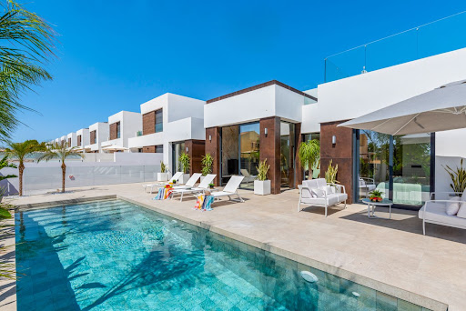 Villa avec piscine et terrasse 4