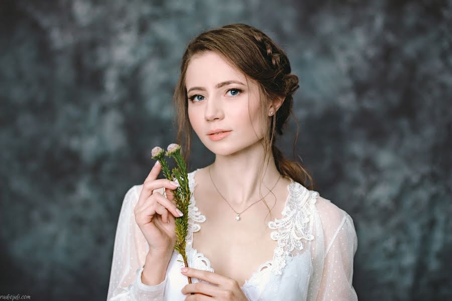 婚禮攝影師Yuliia Rastvorova（radiojuli）。2017 3月3日的照片