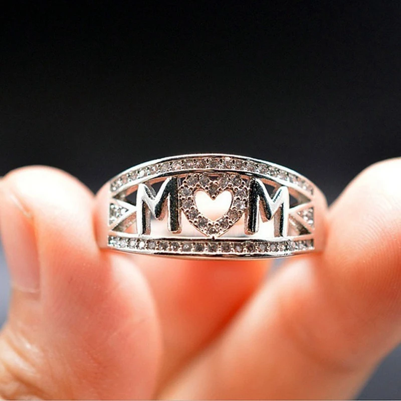 Bague maman pour femmes avec strass, un cadeau personnalisé et précieux pour exprimer votre amour. Offrez ce bijou unique dès aujourd'hui!