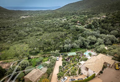 Villa avec piscine et terrasse 2