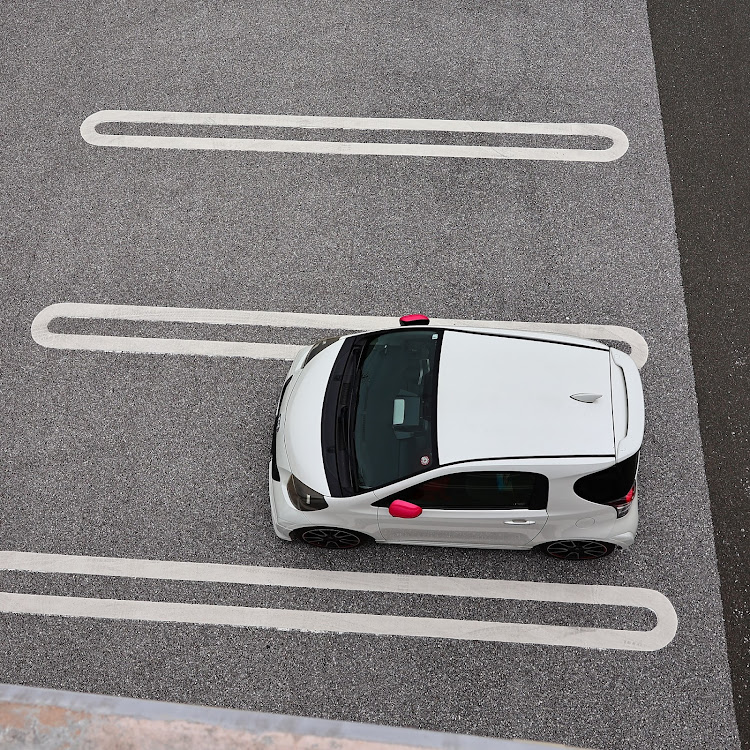 iQの12月もよろしくお願いします・駐車枠ぴったり選手権・過去の画像ばかり・短い車に関するカスタム事例の投稿画像3枚目