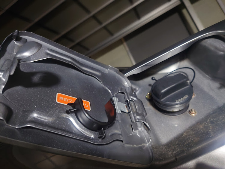 S2000のトランク補強・穴あけ加工・ワンポイントパーツ・フューエルキャップフォルダ・トランク剛性アップに関するカスタム事例の投稿画像4枚目
