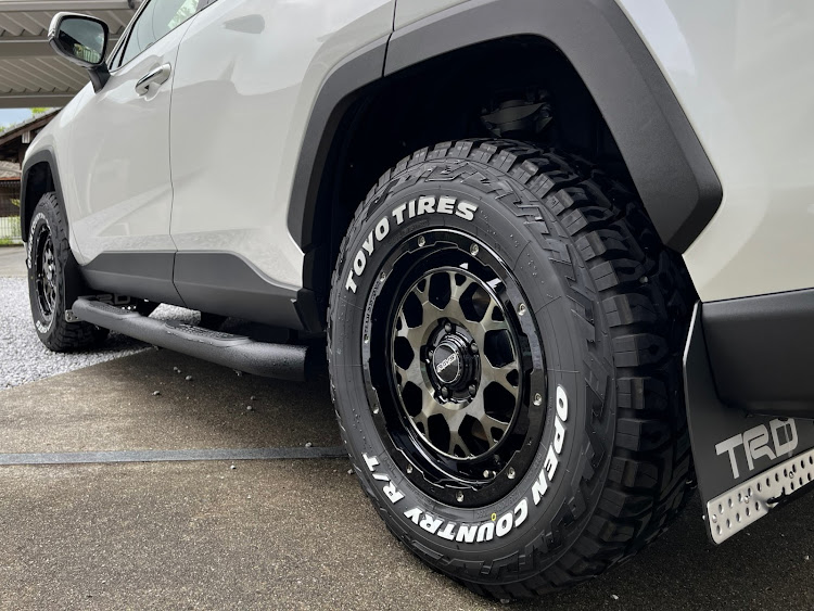 RAV4のホイールショット・RAYS・オフロード・TOYO OPEN COUNTRY R/Tに関するカスタム事例の投稿画像1枚目