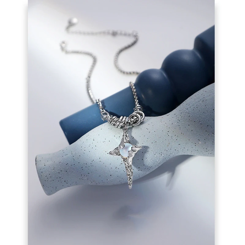 Modieuze damesketting met maansteen geplooide hanger, verbetert uw temperament en geeft een stijlvolle uitstraling.