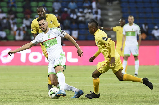 Zimbabwe's midfielder Khama Billiat (R) challenges Algeria's midfielder Nabil Bentaleb during the 2017 Africa Cup of Nations group B football match between Algeria and Zimbabwe in Franceville on January 15, 2017. / AFP