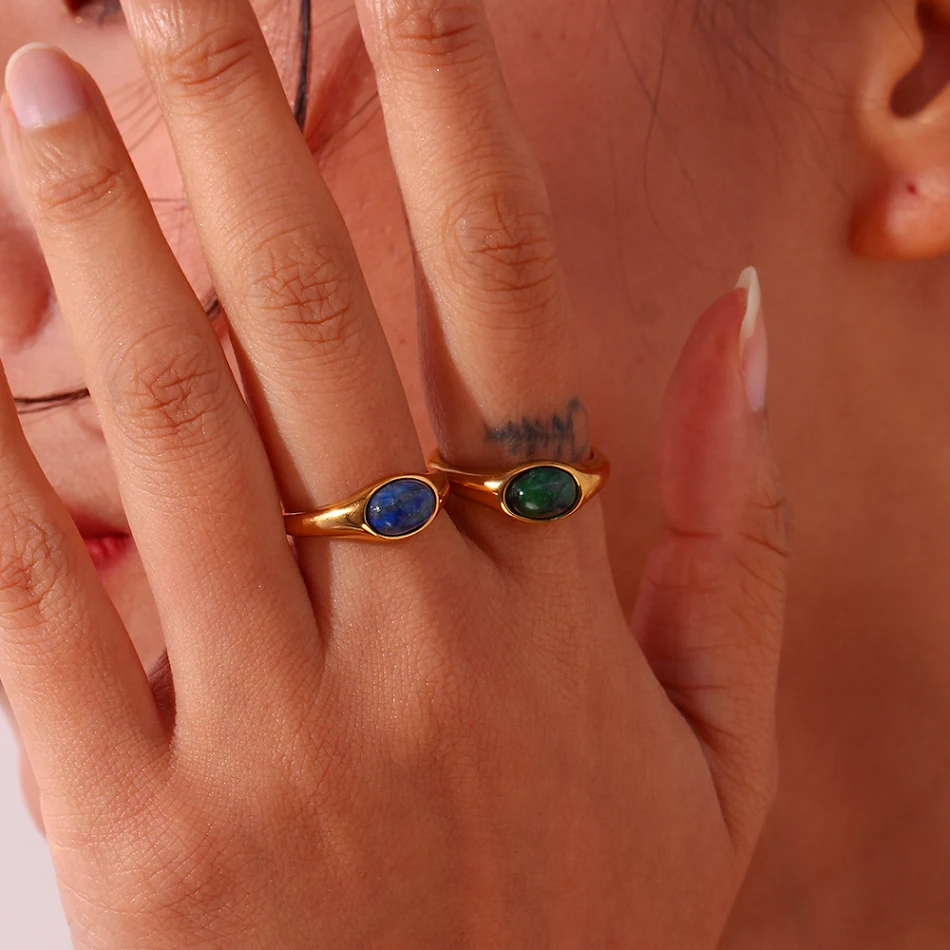 Anel oval de pedra natural banhado a ouro 18K em aço inoxidável. Adicione sofisticação e beleza ao seu visual diário.