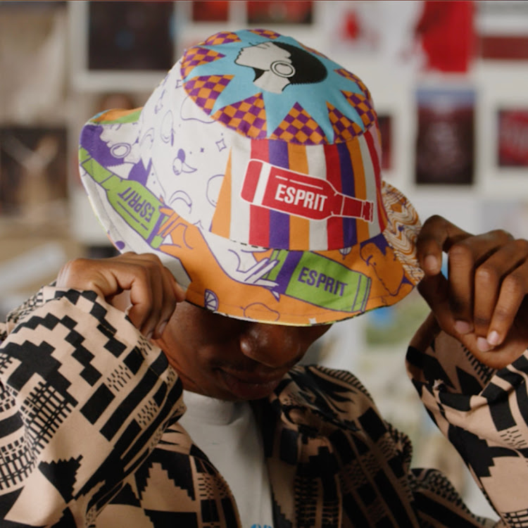 Step into umswenko with the Esprit tote bags that can become reversible bucket hats.