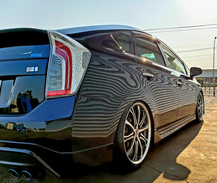 プリウスの車高調整・車高調・DIYに関するカスタム事例の投稿画像1枚目