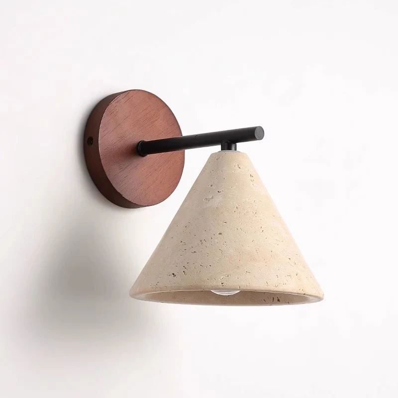 Lámpara de pared de piedra amarilla para dormitorio, estilo crema medieval silencioso. Iluminación suave y ambiente relajante para tu habitación.