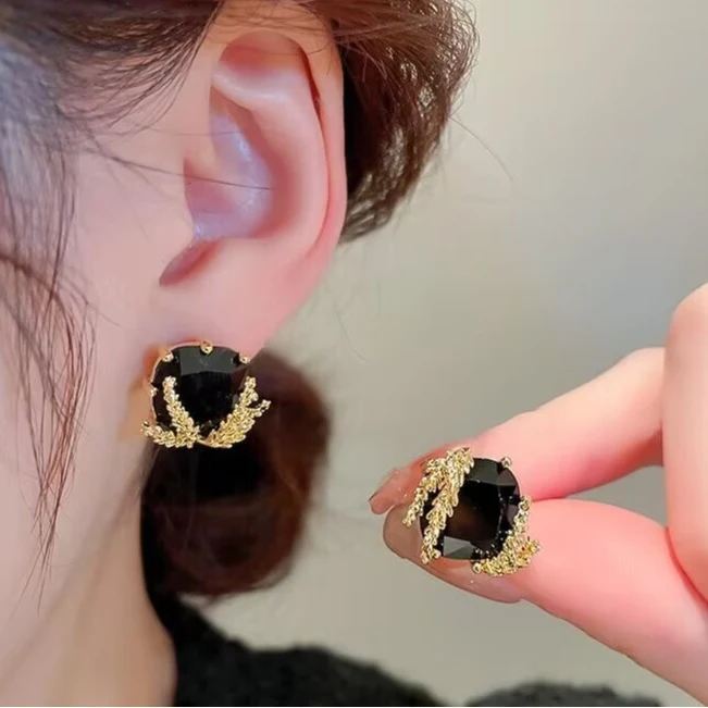 Boucles d'oreilles clous en argent, aiguille de blé, carrées, pour femme, design niche. Un bijou délicat pour un look raffiné.