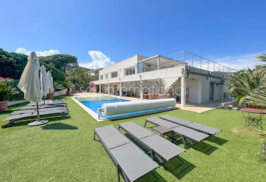 Villa avec piscine et terrasse 15