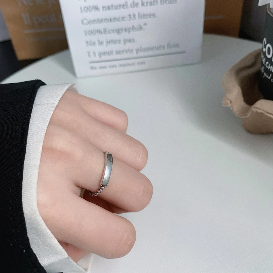 Pierścionek Otwarty Skręcony Vintage ze Srebra. Dodaj klasy i elegancji do swojej stylizacji dzięki temu unikalnemu, błyszczącemu pierścionkowi.