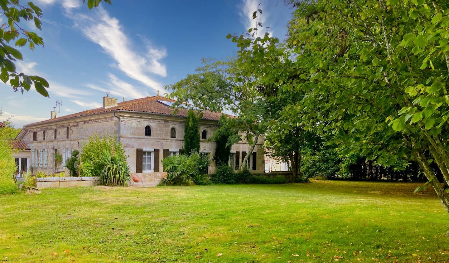 House with garden and terrace Pouillac