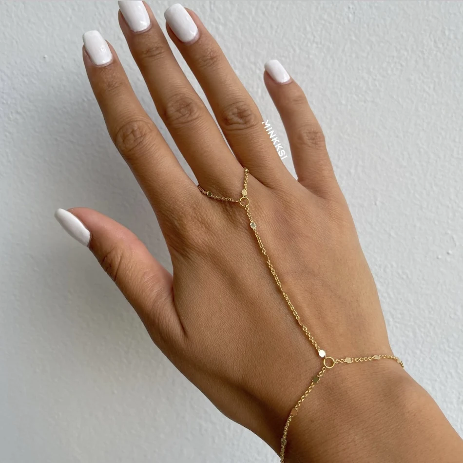 Bracelet femme en acier inoxydable, petit et rond. Un bijou élégant et intemporel, parfait pour toutes les tenues.