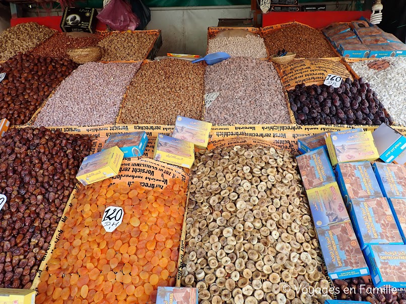 Marrakech - place Jemaa El Fna, fruits secs