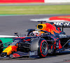 Max Verstappen wint in eigen land en neemt WK-leiding over van Lewis Hamilton