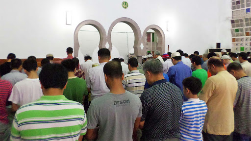 Hukum Makmum Membarengi Gerakan Imam Dalam Sholat