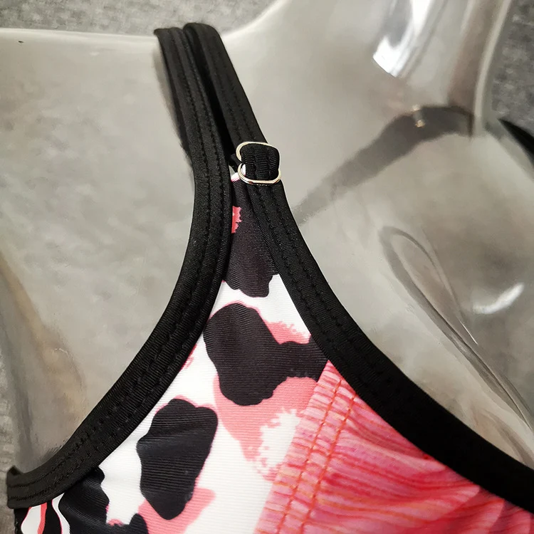 Maiô conservador com suspensórios divididos, cobertura de barriga e cor sólida. Conforto e elegância para seus dias de sol e mar.