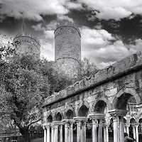 Genova - Chiostro di Sant'Andrea con le torri del Barbarossa di 